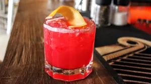 cocktail raider rouge sur un bar