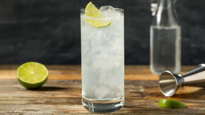 Comment faire une Coco de Agua, la cousine plus légère et plus rafraîchissante de la Piña Colada