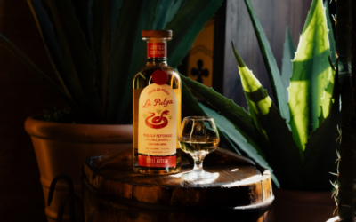 Cette nouvelle tequila a été vieillie dans des fûts de bourbon de maïs rouge provenant de l'une des meilleures distilleries artisanales d'Amérique