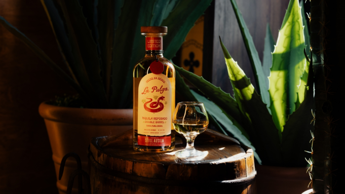 Cette nouvelle tequila a été vieillie dans des fûts de bourbon de maïs rouge provenant de l'une des meilleures distilleries artisanales d'Amérique