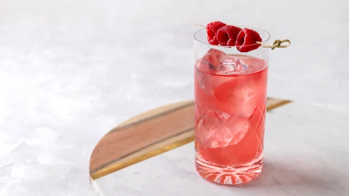 Comment préparer un Floradora, le cocktail au gin rafraîchissant avec une belle épice