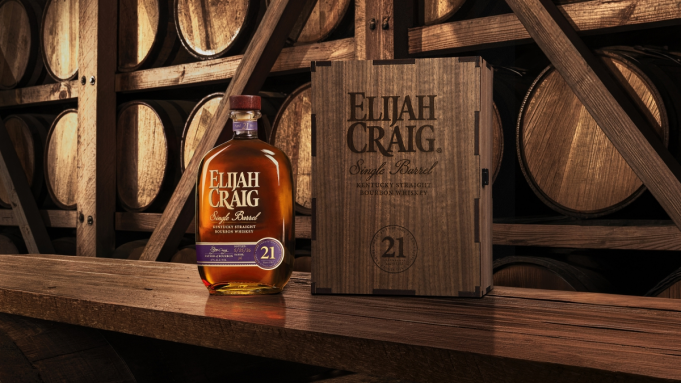 Le très convoité Single Barrel Bourbon de 21 ans d'Elijah Craig est de retour