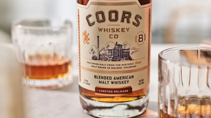 Test de goût : Coors vient de sortir un nouveau whisky et il est étonnamment bon