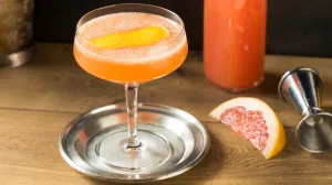 Cocktail Brown Derby servi dans un coupé.