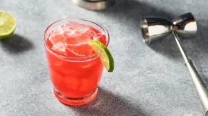 Cocktail de tequila mexicain Firing Squad avec citron vert et amer