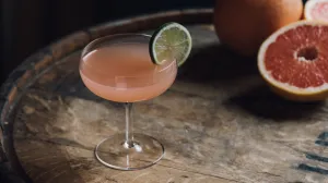 Cocktail sieste avec tequila, pamplemousse et campari