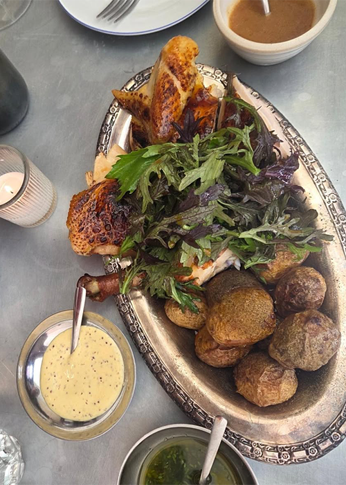Chez Gigi's, associez le poulet rôti à un verre acheté au verre.
