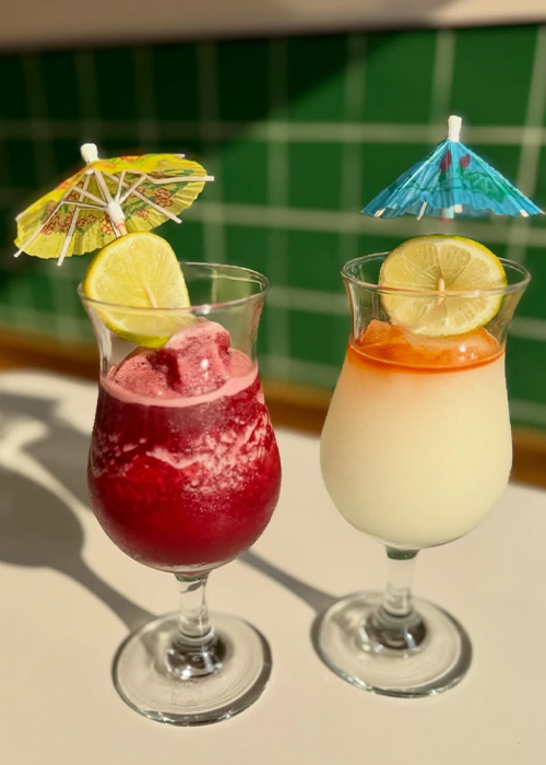 Chez Johnny's, associez le poulet rôti à un cocktail glacé.