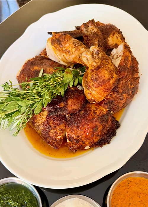 Chez Cléo, associez le poulet rôti à un rouge glacé.