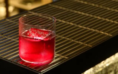 Comment préparer un punch au lait et aux fraises, le cocktail à la vodka clarifié au goût d'été
