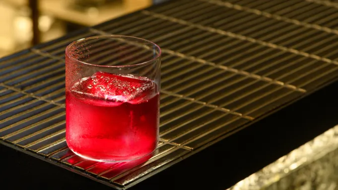 Comment préparer un punch au lait et aux fraises, le cocktail à la vodka clarifié au goût d'été
