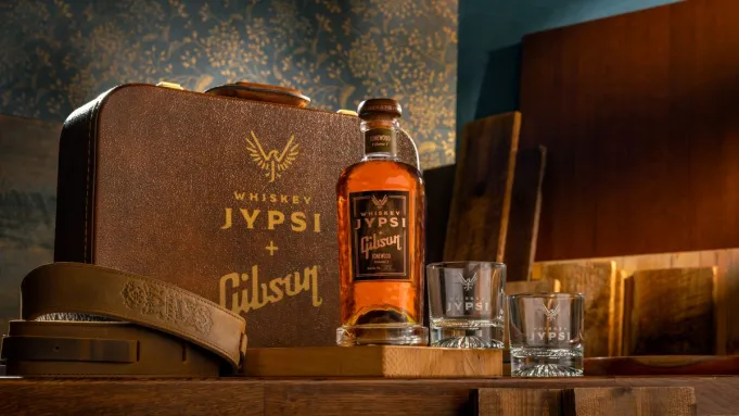 Cette nouvelle paire de whiskies a été finie avec des portées en bois de guitares électriques Gibson