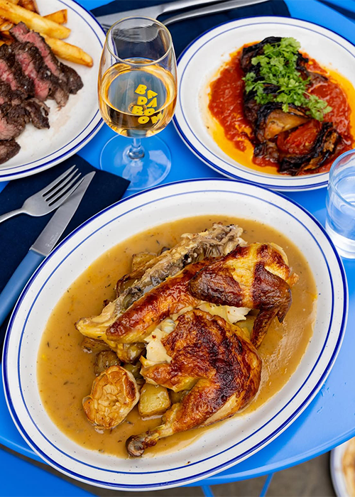 Chez Badaboom, associez le poulet rôti au vin naturel.