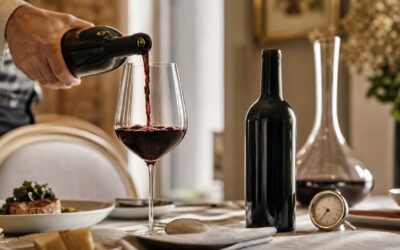 Voici l&rsquo;erreur que presque tout le monde commet en servant le vin rouge et elle change complètement le goût