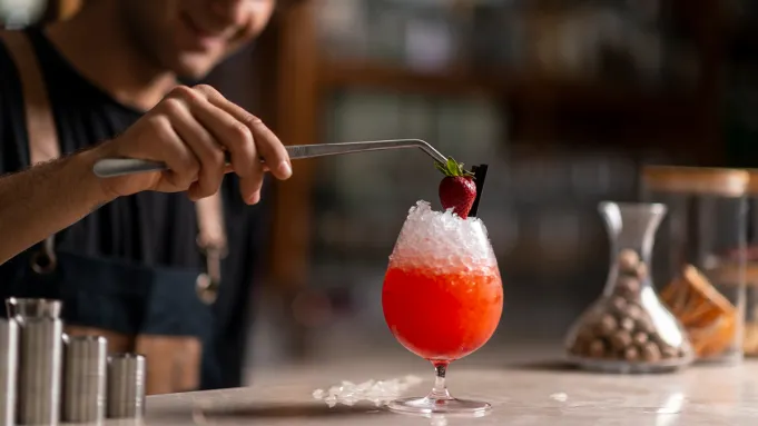 Comment faire la Gabriella, le Pisco Sour avec une touche rafraîchissante de fraise