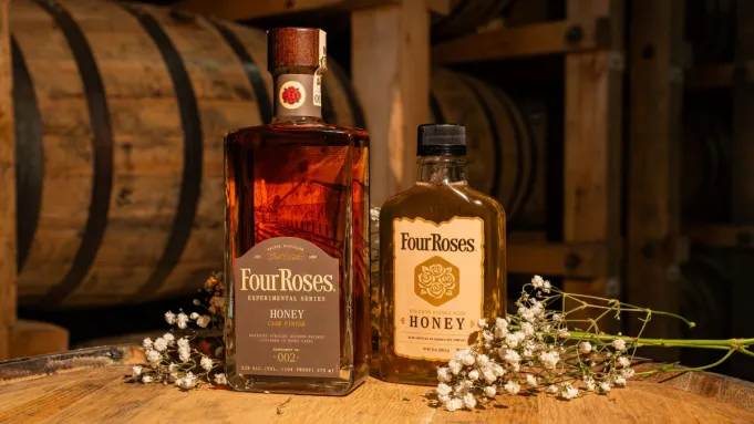 Four Roses vient de sortir un nouveau whisky vieilli en fûts de miel