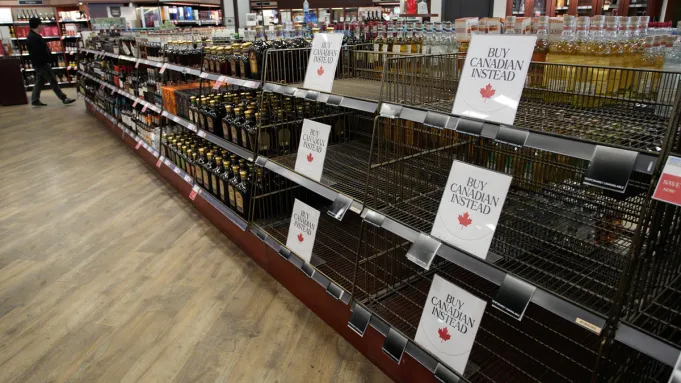 Près de 70 % des Canadiens soutiennent l'interdiction de l'alcool américain : sondage
