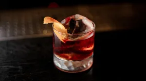 Cocktail Boulevardier tourné dans un bar avec un éclairage tamisé