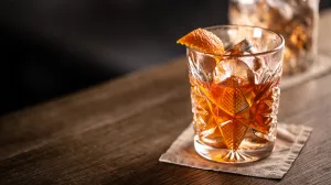 Benton's Old Fashioned dans un verre en cristal taillé