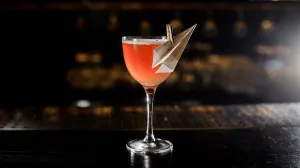 Cocktail Avion en Papier dans un bar