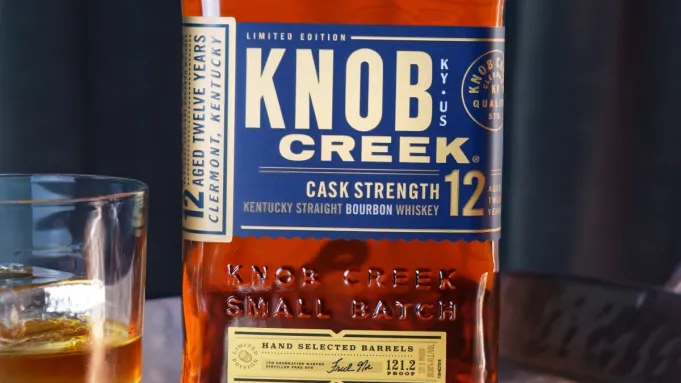 La nouvelle version brute de fût de Knob Creek de son bourbon de 12 ans est là, et elle est excellente