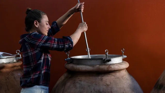 Rencontrez les Toscans qui adoptent les techniques de vinification de la Rome antique