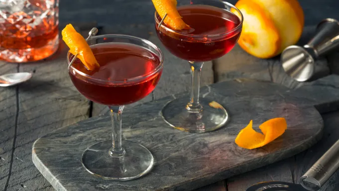 Comment faire une crinière d'aiguilles, le Rye Whisky Negroni au bord épineux