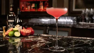 Cocktail Jack Rose sur un bar noir