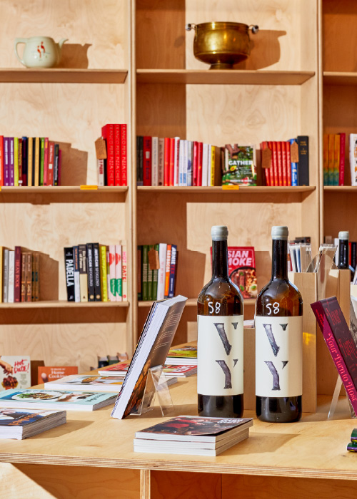 En partie bar à vin, en partie magasin de détail et en partie librairie culinaire, Vesper Books and Wine réorganise la scène hôtelière longtemps négligée de Détroit.
