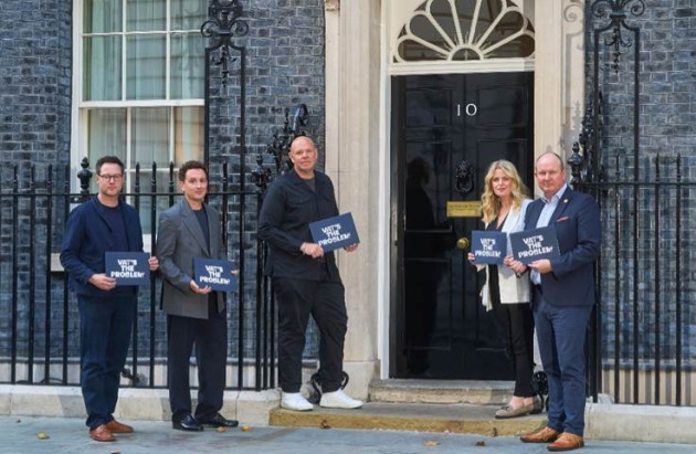 Pétition relative à la TVA sur l'hospitalité déposée au 10 Downing Street avant le budget