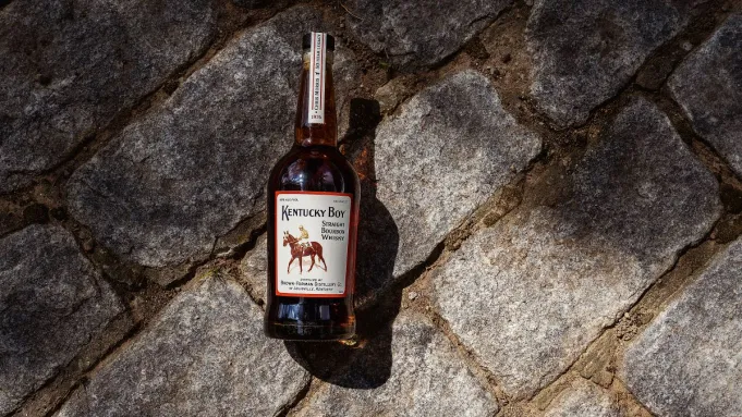 Test de goût : le nouveau bourbon de Brown-Forman est un mélange de trois whiskies haut de gamme – et cela fonctionne
